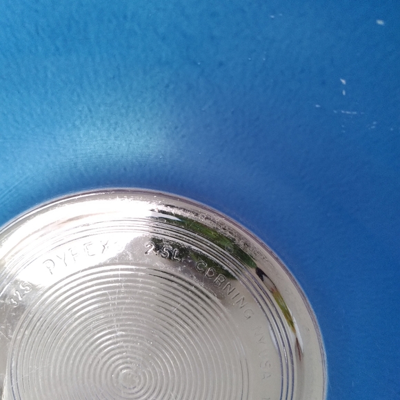Pyrex 325 cobalt blue mixing bowl 2.5L with clear glass bottom - Picture 10 of 13
